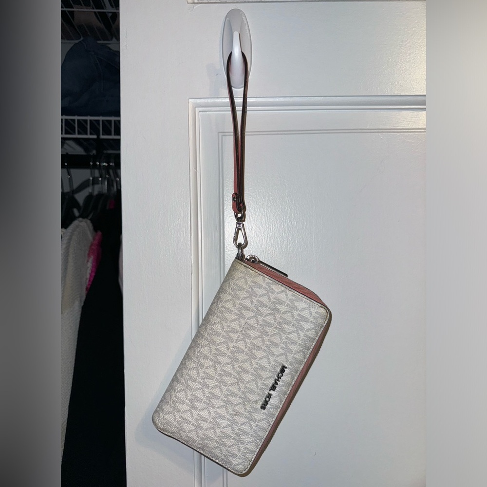 White Micheal Kors Pattern Wristlet